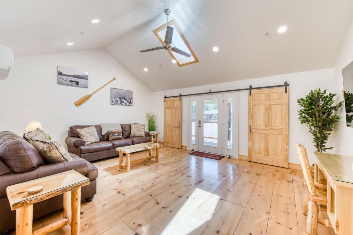 #3 Cottage Like Suite With Private Hot Tub ベース・レイク エクステリア 写真