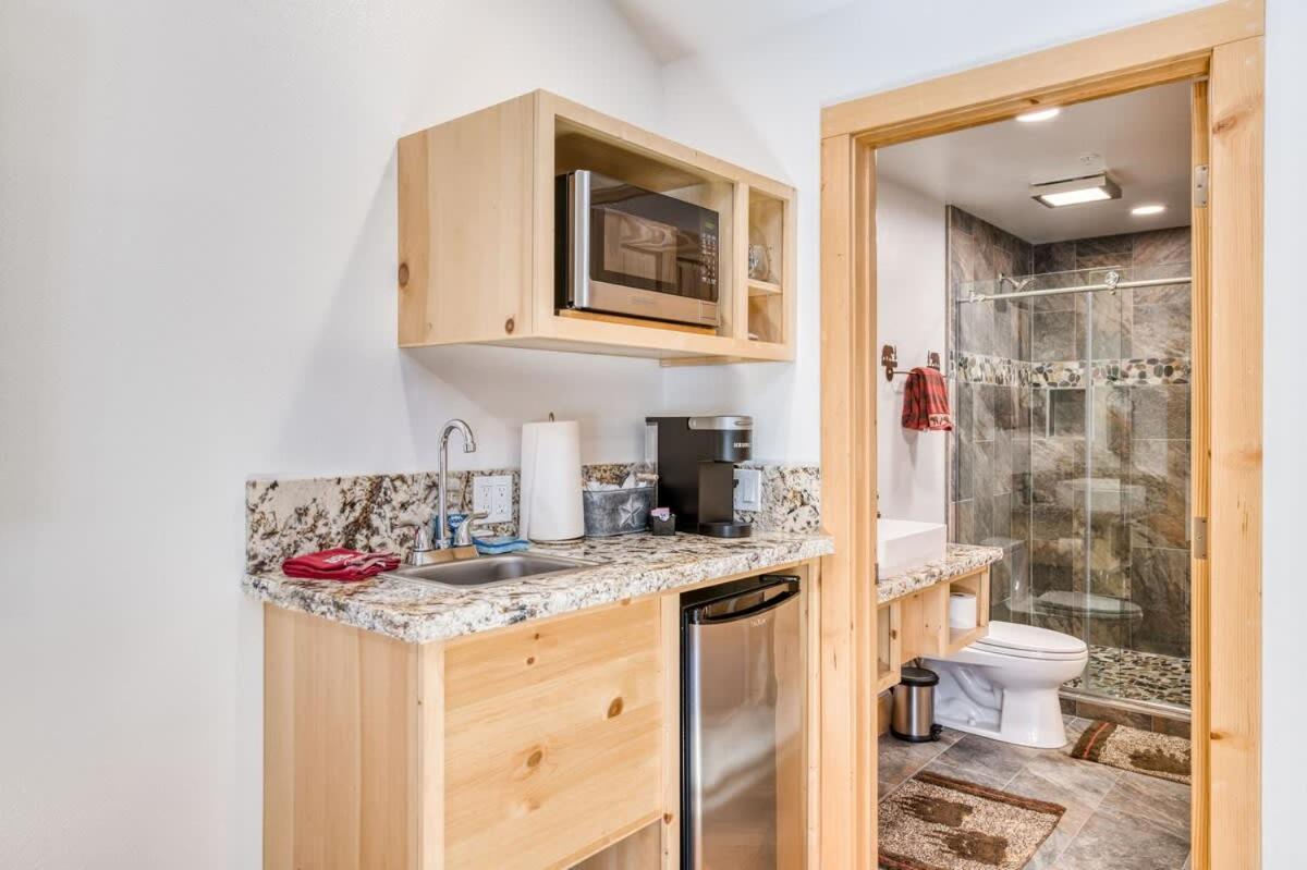 #3 Cottage Like Suite With Private Hot Tub ベース・レイク エクステリア 写真