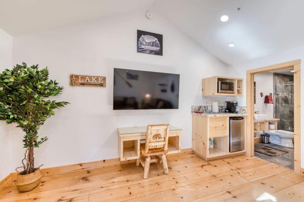 #3 Cottage Like Suite With Private Hot Tub ベース・レイク エクステリア 写真